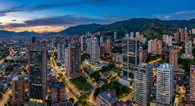 Edificios de Medellín y montañas verdes al atardecer