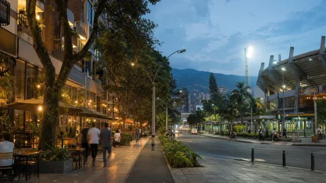 Vista nocturna de Laureles-Estadio con una zona de restaurantes a un lado y el sector del estadio Atanasio Girardot al otro