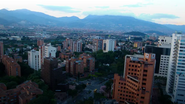Panorama de Medellín para una guía de administración de Airbnb