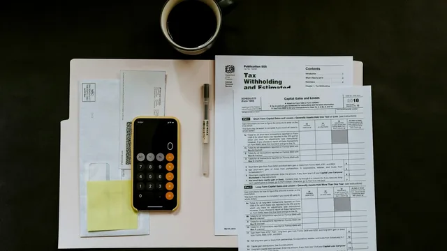 Documentos de planeación tributaria y calculadora para analizar una inversión en Airbnb en Medellín