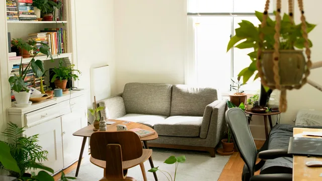 Interior de un apartamento de lujo en Medellín con diseño moderno e iluminación cálida