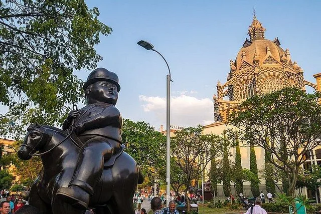 Escultura de Botero y vista de un lugar emblemático de Medellín